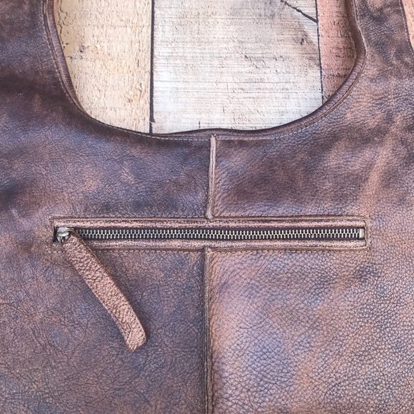Lily and Lola Bella Shoulder Bag in Distressed Tan Leather - Picture 4 of 9